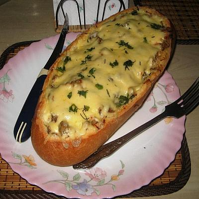 Батон, запеченный с яйцами и сыром