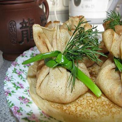 Блинные мешочки с курицей и сыром