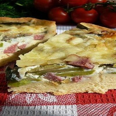 Пирог с овощами и салями